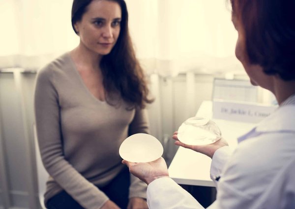 Réduction mammaire et remboursement mutuelle : comment cela se passe ?