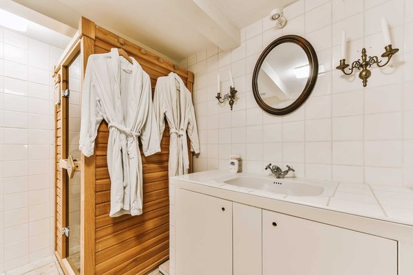 Achetez dans une boutique bohème la robe blanche élégante en dentelles pour votre mariage