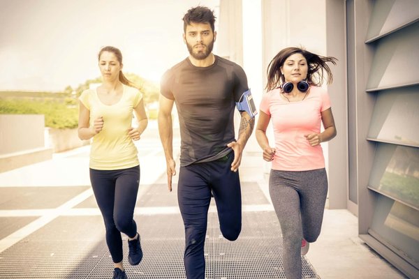 Les indispensables des tenues de sport pour hommes modernes
